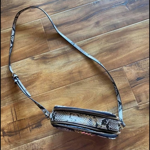 Steve Madden “Sisterstudio” cross body purse. - Picture 2 of 3